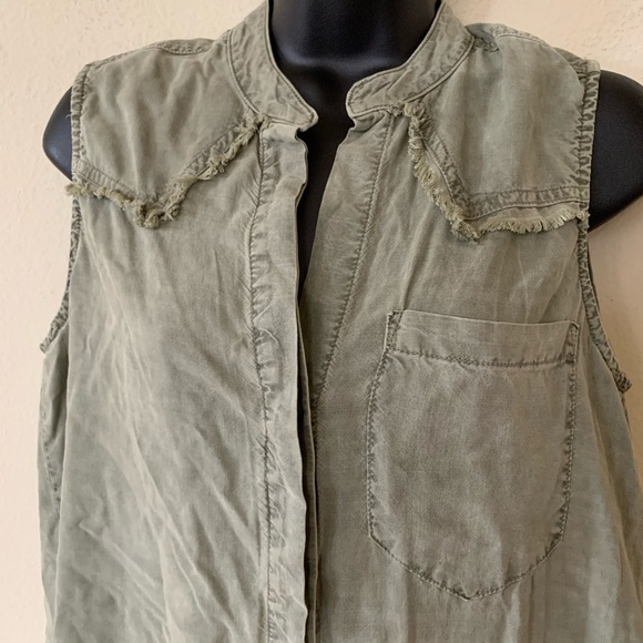 Cloth and Stone Button Back Front Sleeveless Tank - Picture 4 of 13